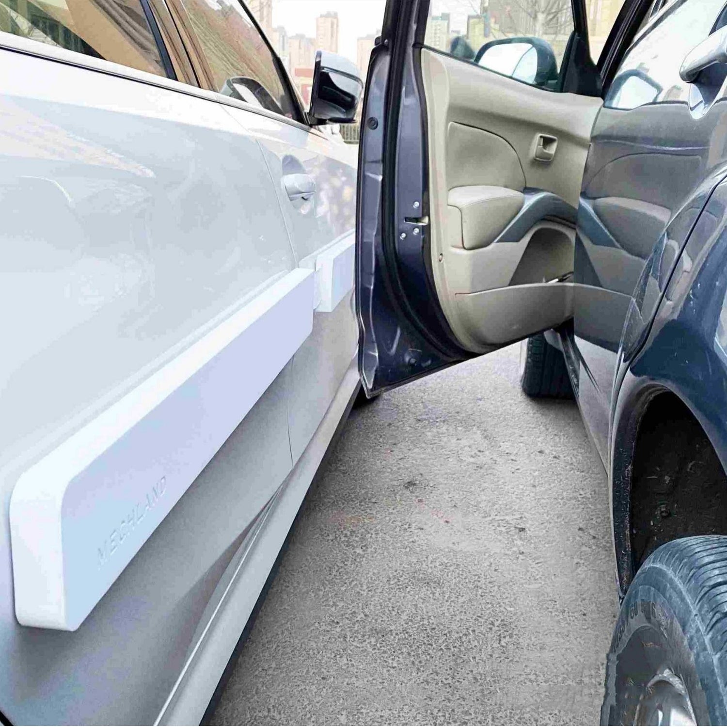 CarsProtector PRO TĂźrkanten Bodyguard an autoseite befestigt